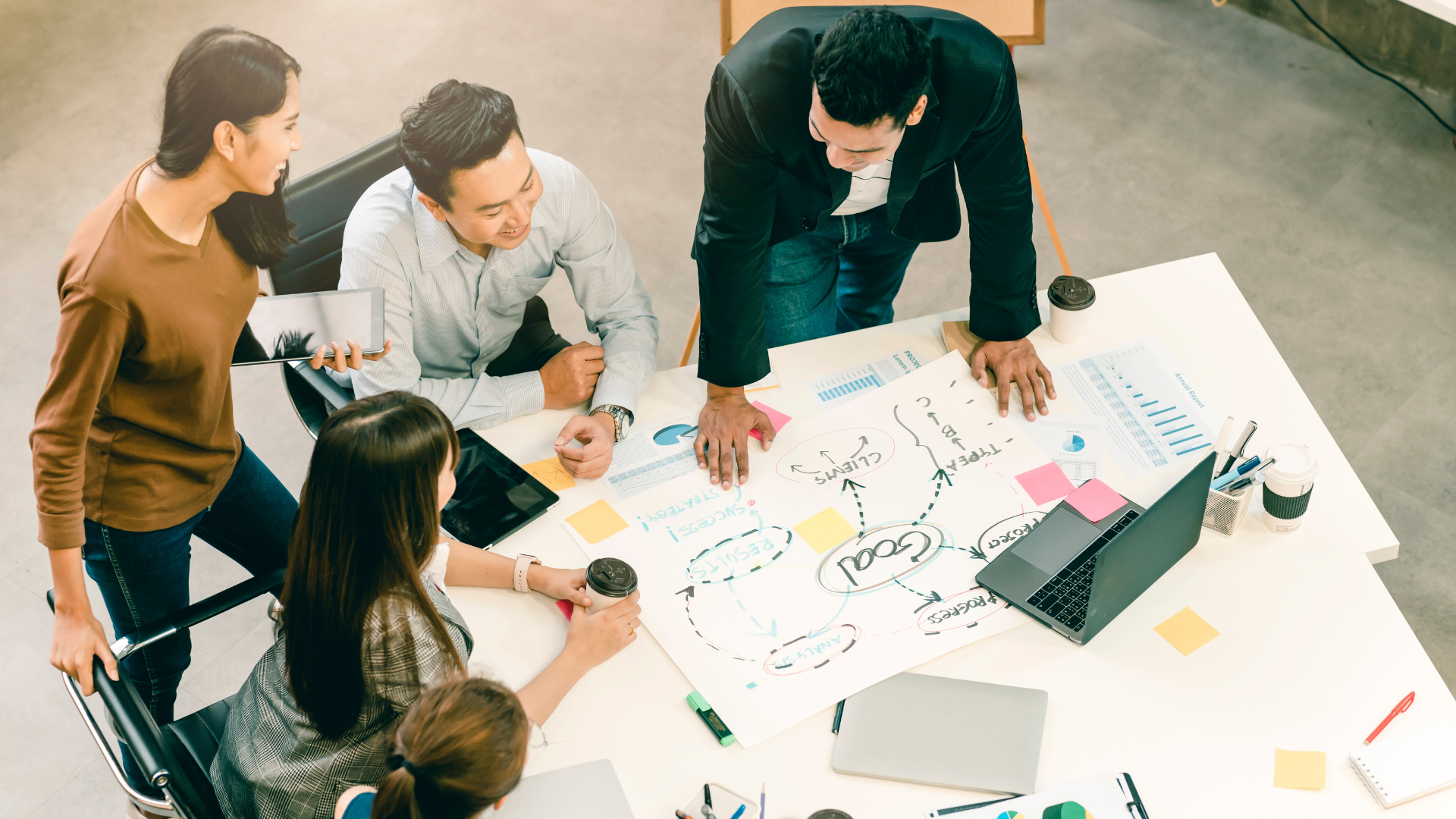 Agencia Marketing - equipo de trabajo, ejecutivos, laptop, trabajo en equipo, estrategias, metas, objetivos
