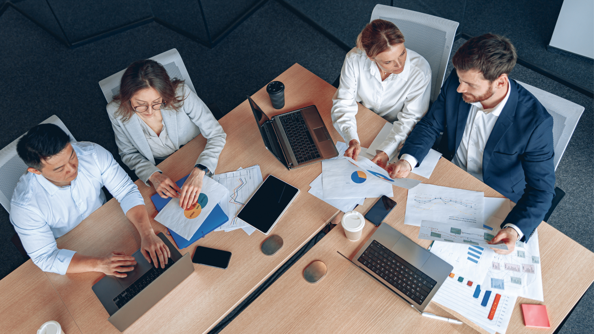 Agencias de Marketing - equipo de trabajo, laptos, estrategia de marketing, documentos, graficas.