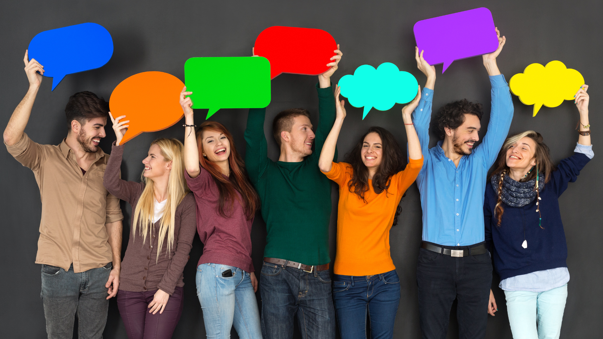 Código en la Comunicación Digital - Jóvenes con mensajes, grupo de amigos, mensajes, caja de mensajes, nubes de mensajes, pensamientos.