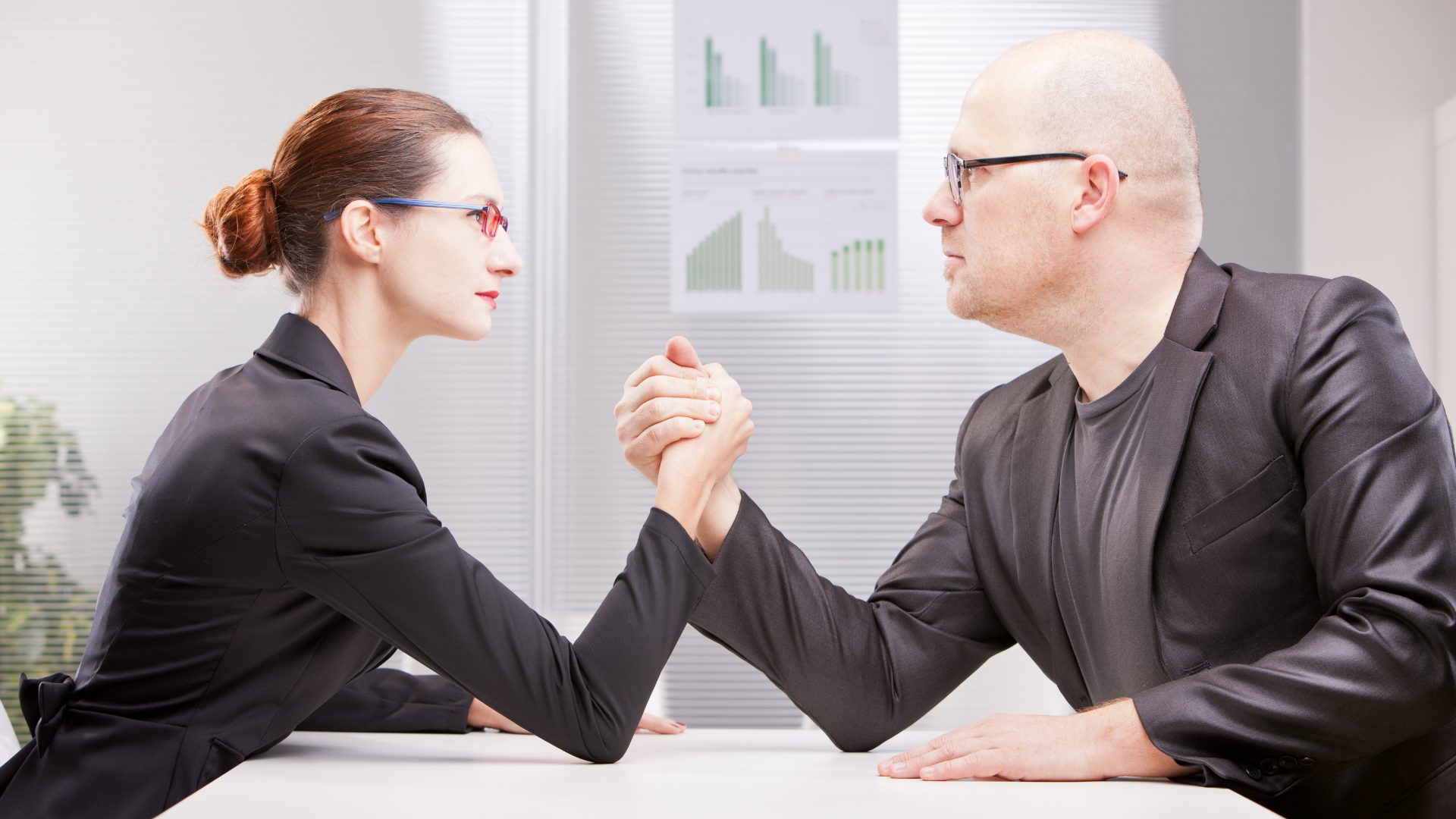 Comunicare vs Marketing Famoso - Competencia entre ejecutivos, pulso, hombre y mujer, personas de traje