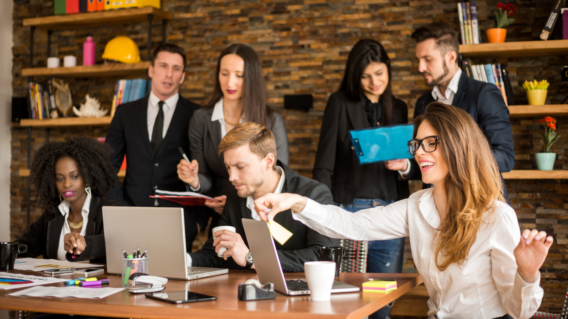 agência marketing - equipo de trabajo, ejecutivos, laptop, trabajo en equipo