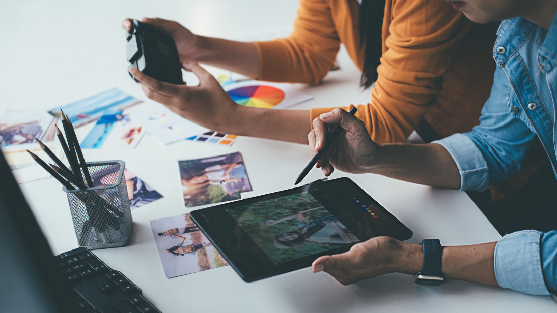 agencias de publicidad en España - Diseñadores, cámara, paleta de colores, tablet, reloj