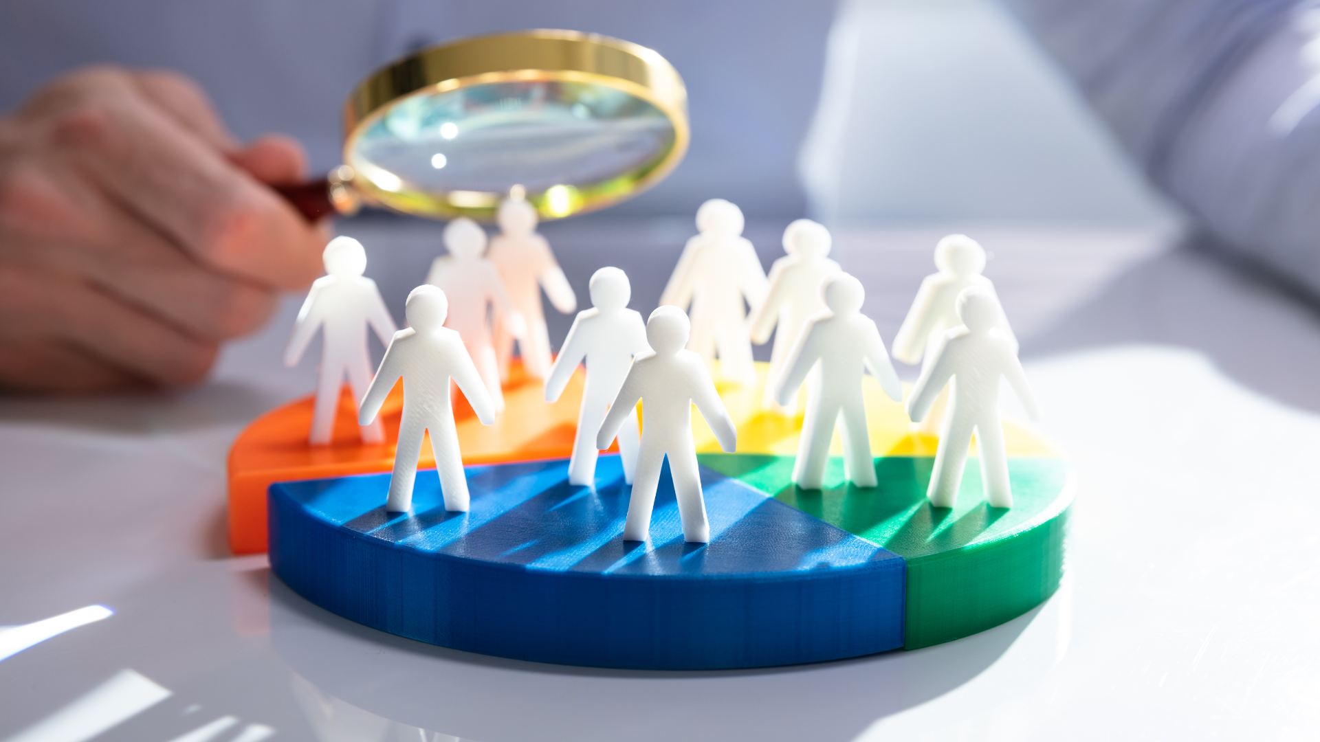 marketing and marketing mix - Grafica de personas, personas de papel, lupa, buscar personas