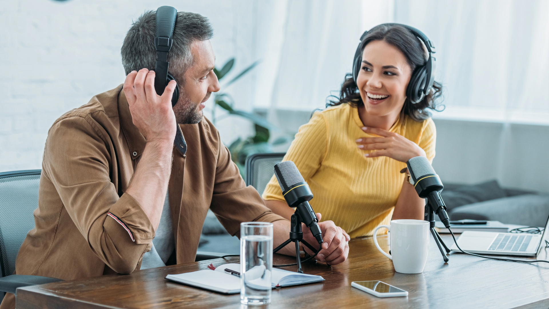 Podcasting - personas en podcast, hablar por microfono, hombre y mujer microfono