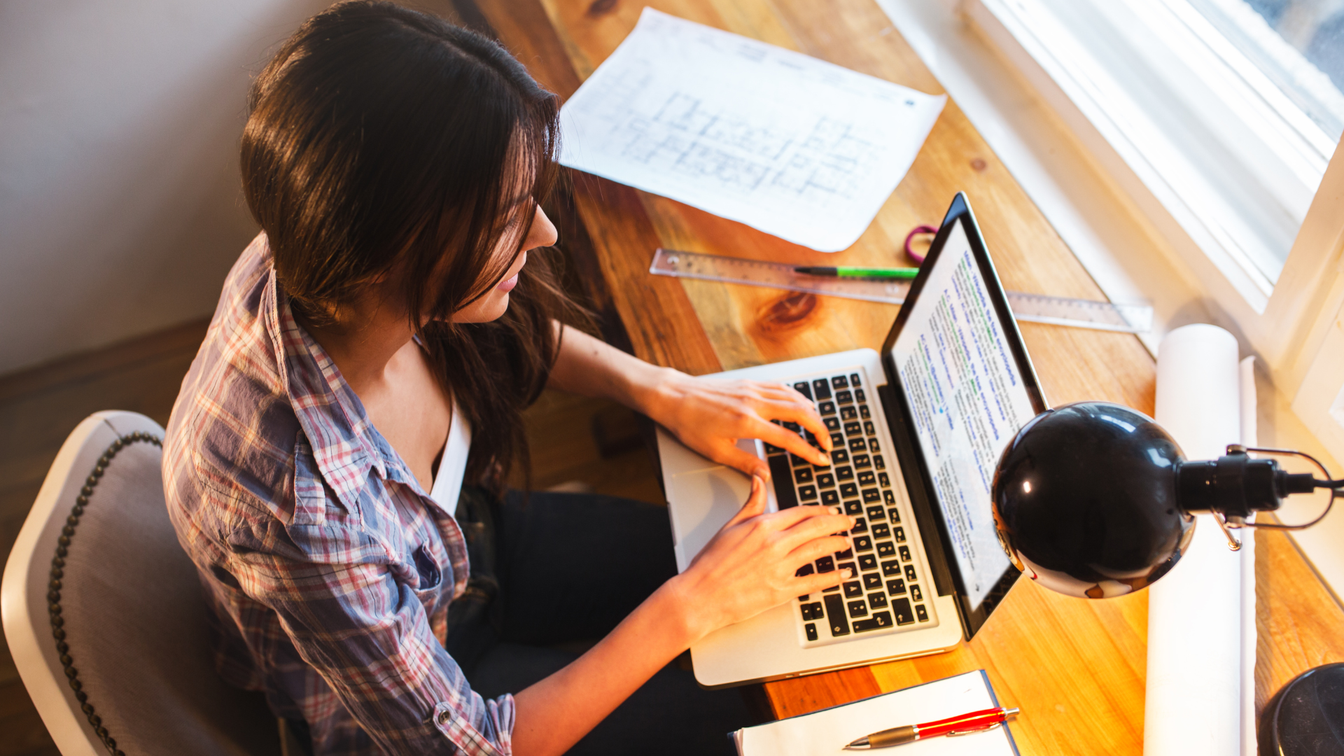 Blogger - mujer, laptop, escribiendo en laptop, lámpara