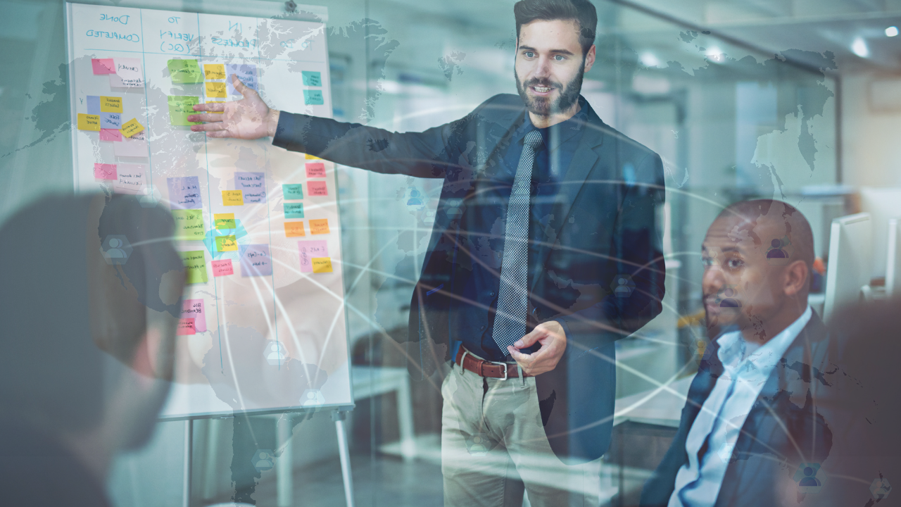 Anuncios Mundo - personas organizando estrategias de marketing.png